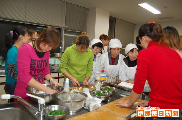 中国人企業研修生と地元の野ひばりの会が食文化で交流