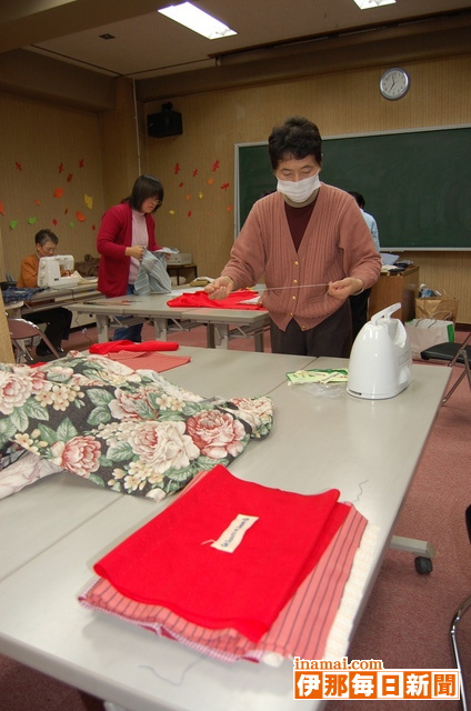 ガールスカウト長野第26団がピースパックの袋作り