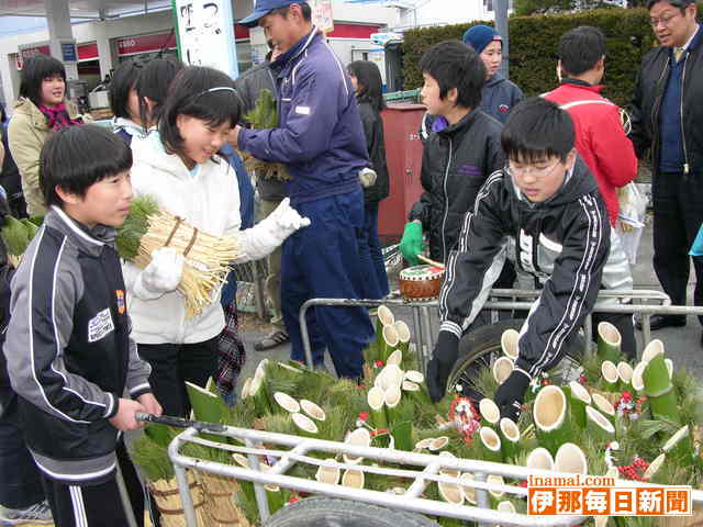 小学生が手作り門松販売