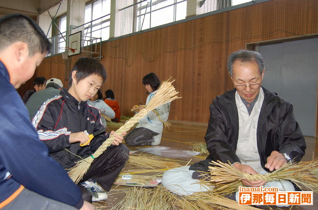 箕輪北小5，6年生が地元のお年よりからしめ縄づくりを習う