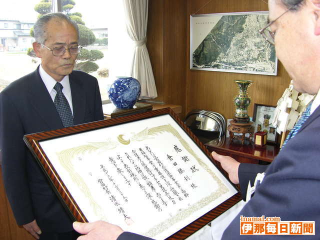 今月末で退任のプラムの里施設長・倉田勝利さんに村長感謝状