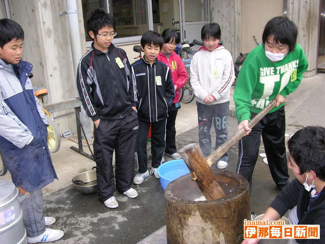 5年3組が餅つき、しめ縄