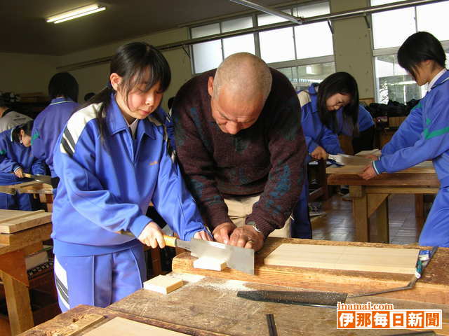 匠の技に生徒も真剣、建設労連宮田分会が宮田中2年生に木工指導