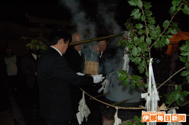 箕輪南宮神社祈年祭<br>「御筒粥占」世の中は6分8厘<br>山車飾りも奉納