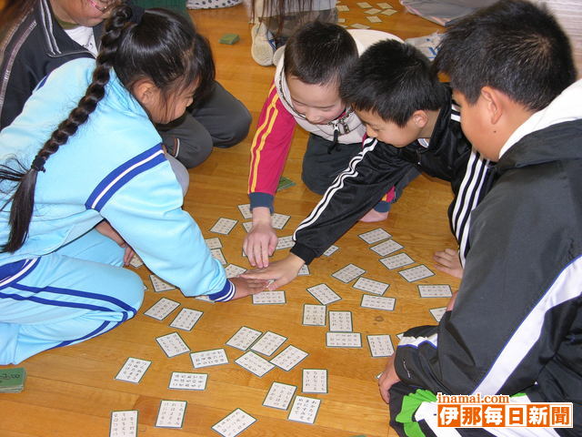 箕輪南小学校で百人一首大会