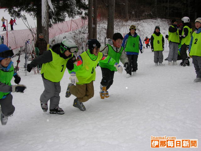 スキー靴で雪上リレー、冬期体力づくりクラブの子どもたち