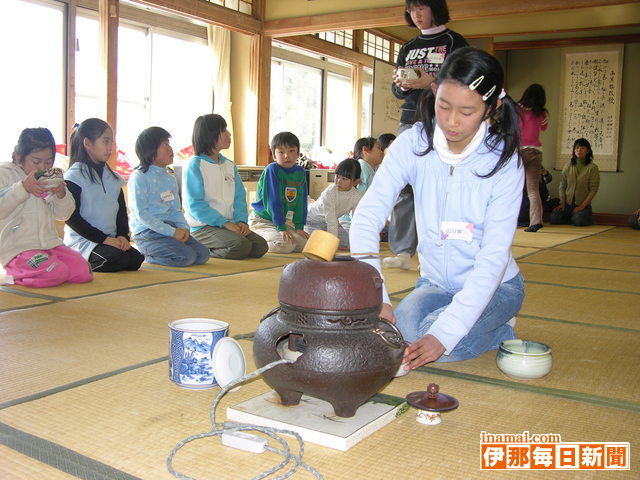 伝統文化子どもいけばな西箕輪教室「初がま会」