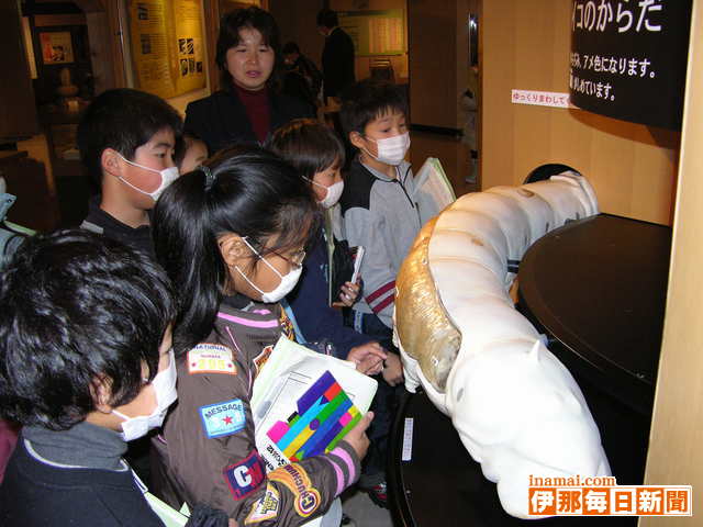 カイコのこともっと知ろうと宮田小3年2組がシルクミュージアム見学
