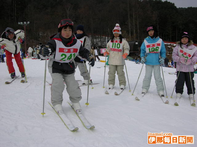 公民館スキー教室、村のクラブ会員が熱心に指導