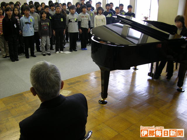 村出身の本田さんが多額の寄付で小中学校にプレゼント<br>子どもたち感謝込めて元気な歌声で