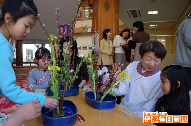 みはらしの湯で日本の伝統文化を学ぶ地元小学生が入浴客にお茶のお手前を披露