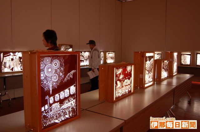 かんてんぱぱホールで切り絵と写真で織りなす「日本で最も美しい村・大鹿」展