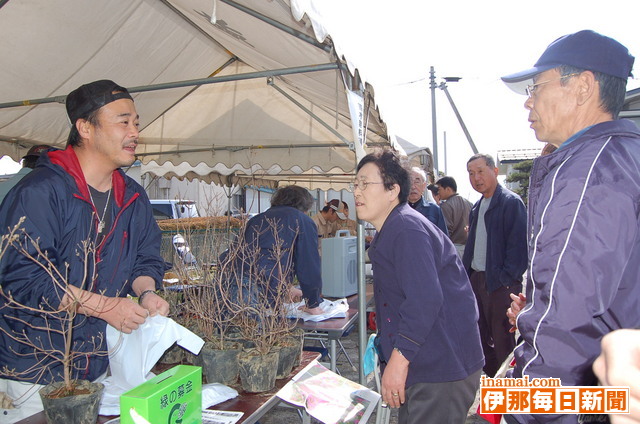 駒ケ根市で緑化木の無料頒布と展示即売会