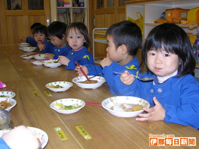 保育園で年少、未満児の給食開始