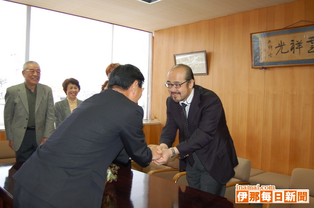 5月にリサイタルを開く駒ケ根市出身のテノール歌手・佐野成宏さんが杉本市長を表敬訪問