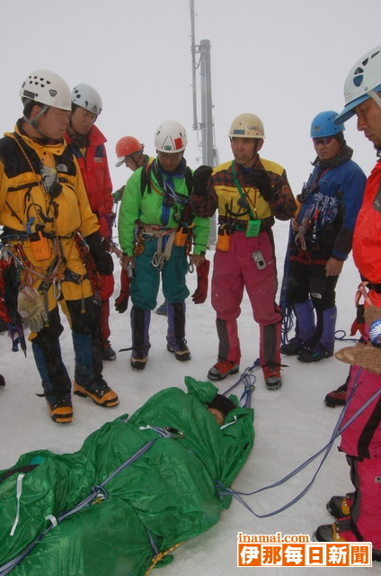 春山登山シーズンに合わせ、中アで遭難救助訓練