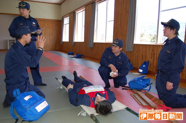 中川村消防団、村直営診療所と南消防署と連携し、患者のトリアージ救急搬送までを訓練