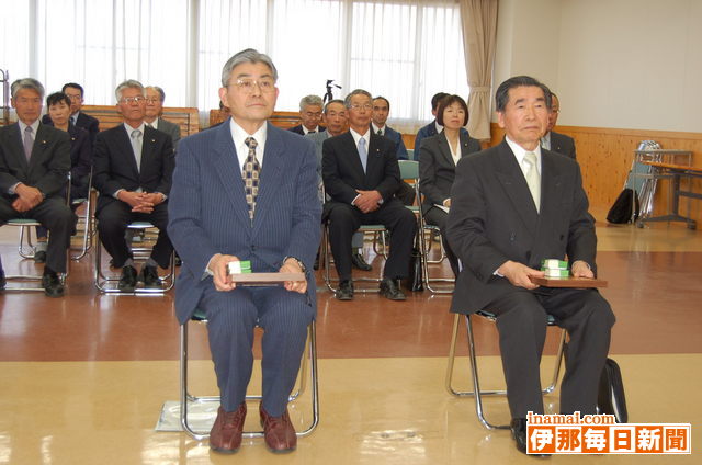 飯島町の新ふるさと大使に岩間辰志さん、圓山武さんを委嘱