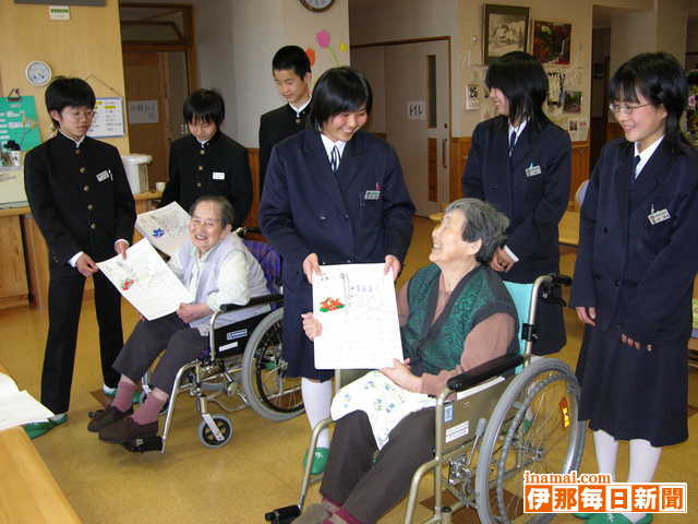 宮田中2年が手づくりカレンダーを村内の高齢者施設に