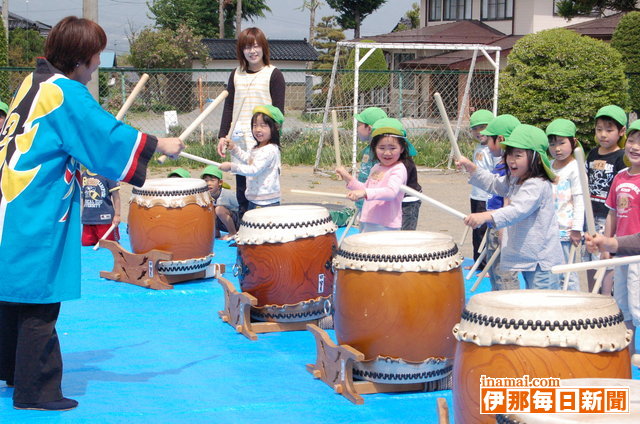 富県保育園で太鼓教室<br>田楽座が「わらしこ太鼓」を指導