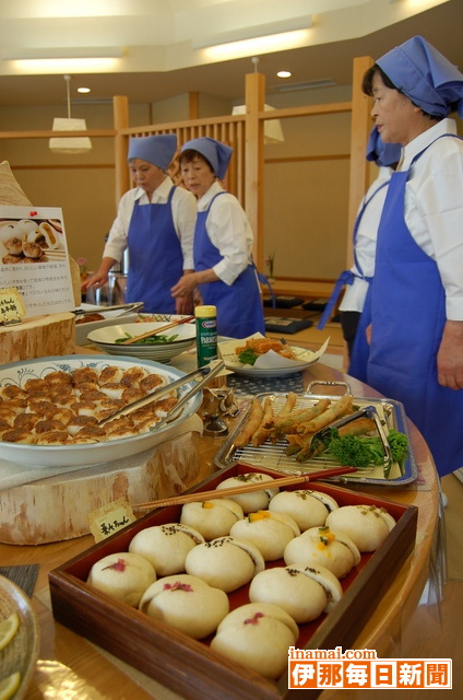 地元の女性たちでつくる「菜々ちゃん倶楽部」が、地域の食材を使った手料理レストランをシルクミュージアム内にオープン