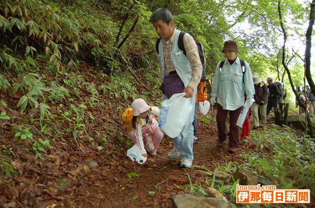 駒ケ根山岳会が池山清掃登山を開催