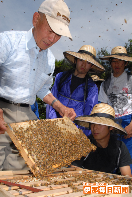 養蜂家の小松さん　信大農学部でミツバチを語る