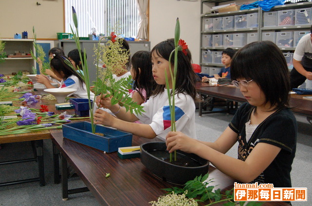 伊那北小学童クラブで華道楽しむ