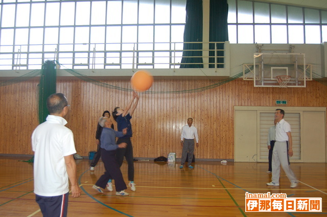 飯島町スポーツ連絡協議会が研修会で楽しく取り組む体力づくりを学ぶ