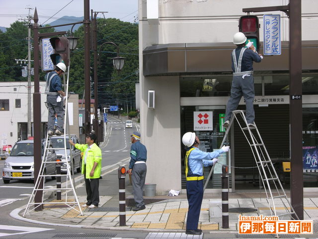 国民安全の日に合わせ箕輪町安協執行部員らが信号機清掃活動