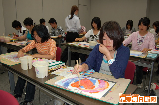 駒ケ根高原美術館で橘学園高校デザイン美術コースの学生が「青春」をテーマにワークショップ