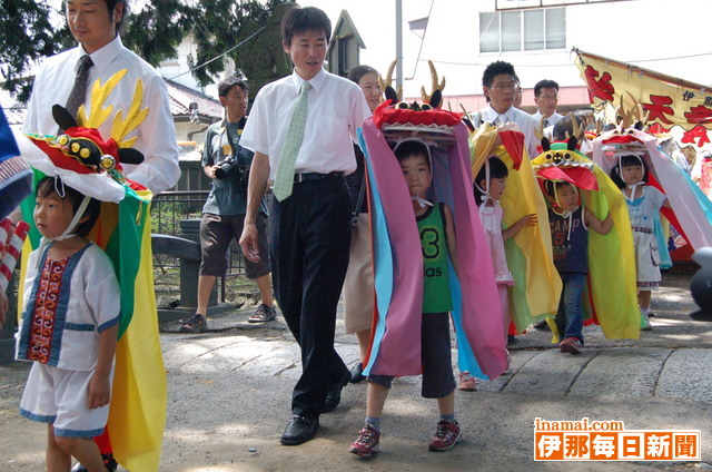 木下南宮神社例大祭で鹿頭踊り奉納