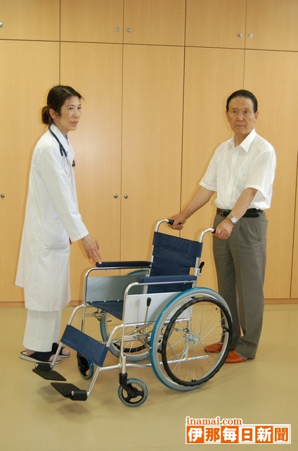 長野県A・コープが老人保健施設すずたけに車いす寄贈