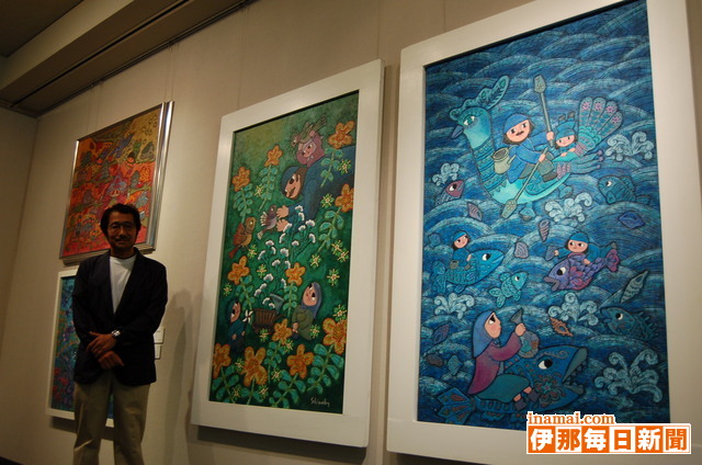 駒ケ根高原美術館で伊那市出身の板絵画、絵本作家・有賀忍さんの個展