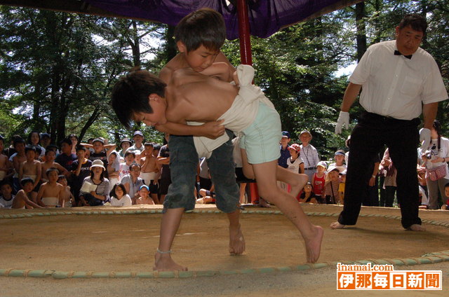 第16回駒ケ根市小学生相撲大会で小学生力士らが練習の成果を競い合う
