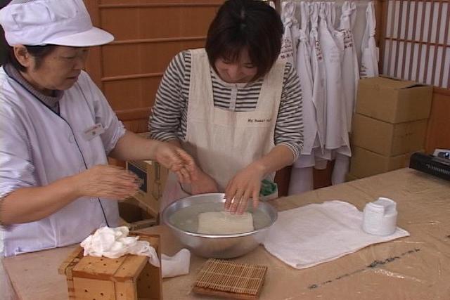 “豆腐の日”イベントで手作り体験