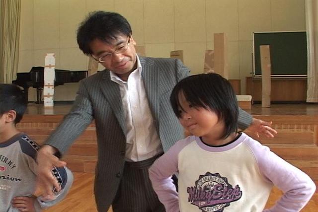 伊澤修二先生記念音楽祭へ<br>芸大教授が小学生を指導