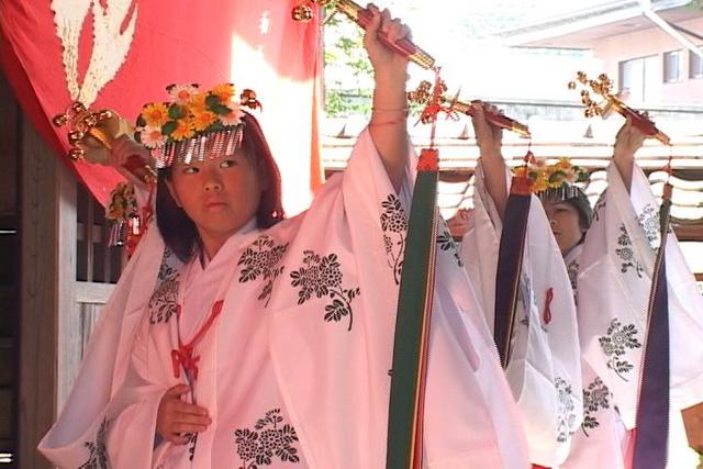 春日神社例大祭で浦安の舞い披露