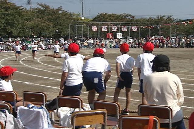 伊那東小児童が新しい校庭で運動会