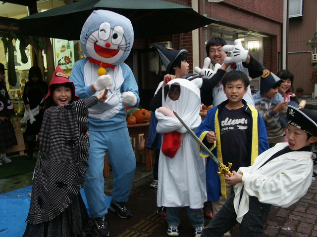 宮田村仲町商店街でハロウィーン、子どもたちが仮装してにぎやかに