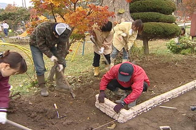 新山保で保護者が園庭作業