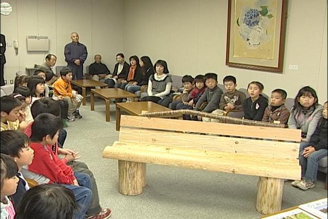 美篶小学校の児童が手作りベンチの設置を市長に依頼