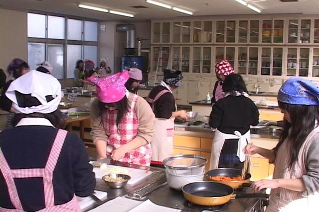 高遠高校で韓国料理の調理実習