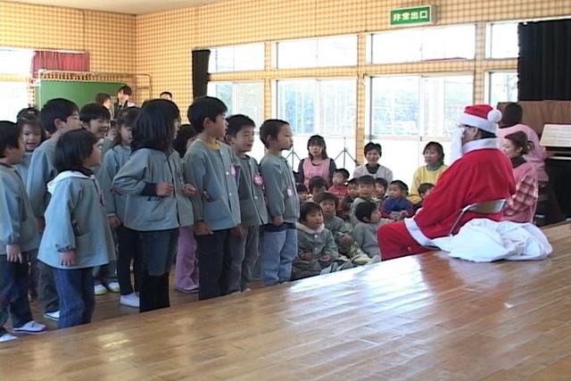 箕輪町ふるさと大使の中島赳さん<br>園児に菓子をプレゼント