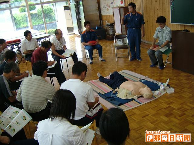 宮田中の教職員がAEDや心肺蘇生の講習を受講