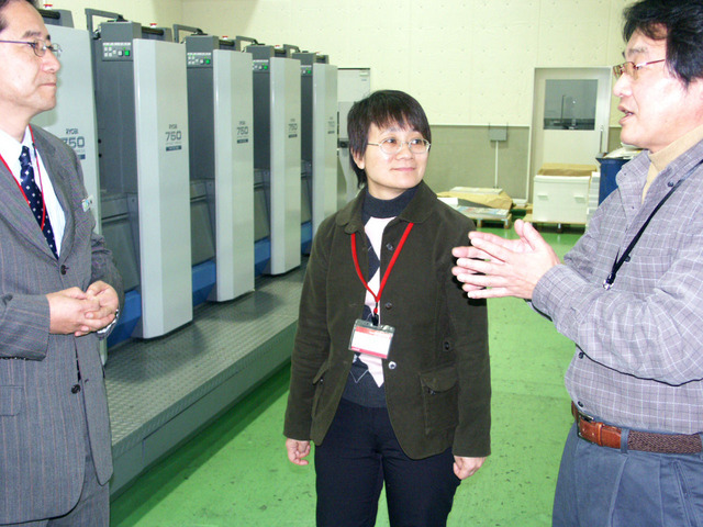 小松総合印刷に大手インキメーカー中国現地法人の技術者が学ぶ