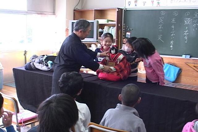 箕輪南小で古田人形芝居授業