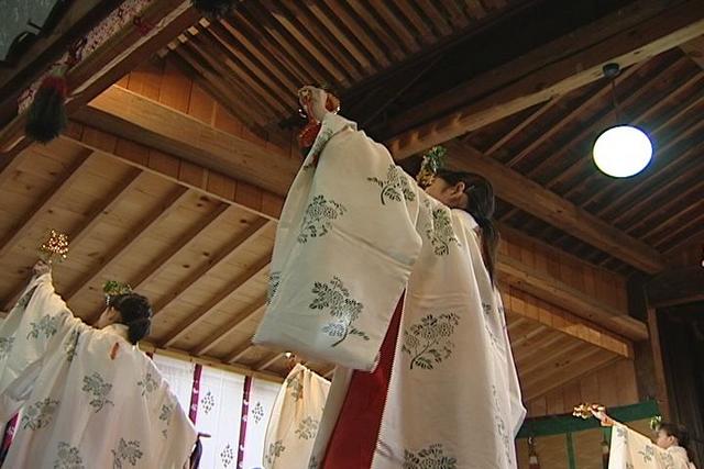 松島神社例大祭で浦安の舞奉納