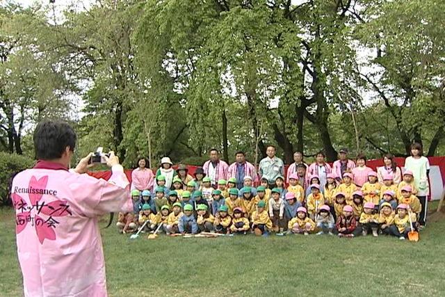 ルネッサンス西町の会と園児が春日公園に桜を植樹式