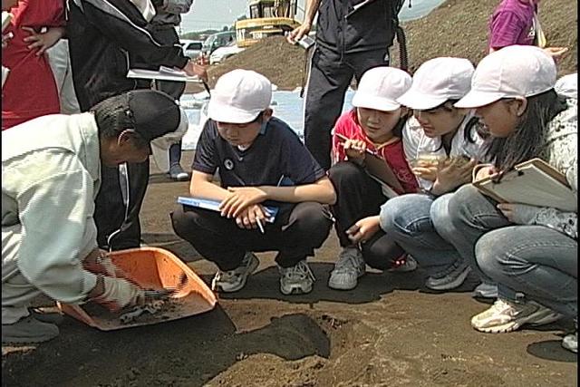 一の宮遺跡　箕輪西小児童が見学